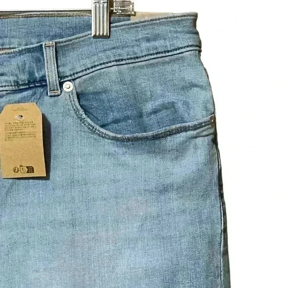 Levi’s Classic Bermuda Shorts 33 Light Wash Casual Summer Vintage Inspired NWT - Picture 6 of 10